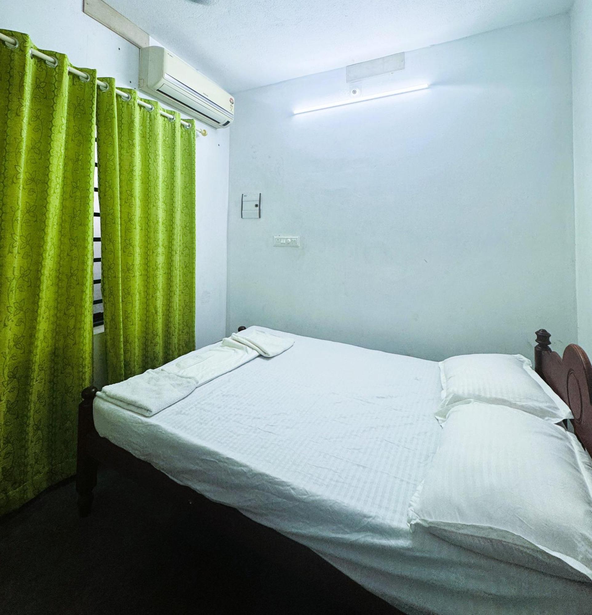 Vcs Apartments Parassinikadavu Parassinikkadavu الغرفة الصورة